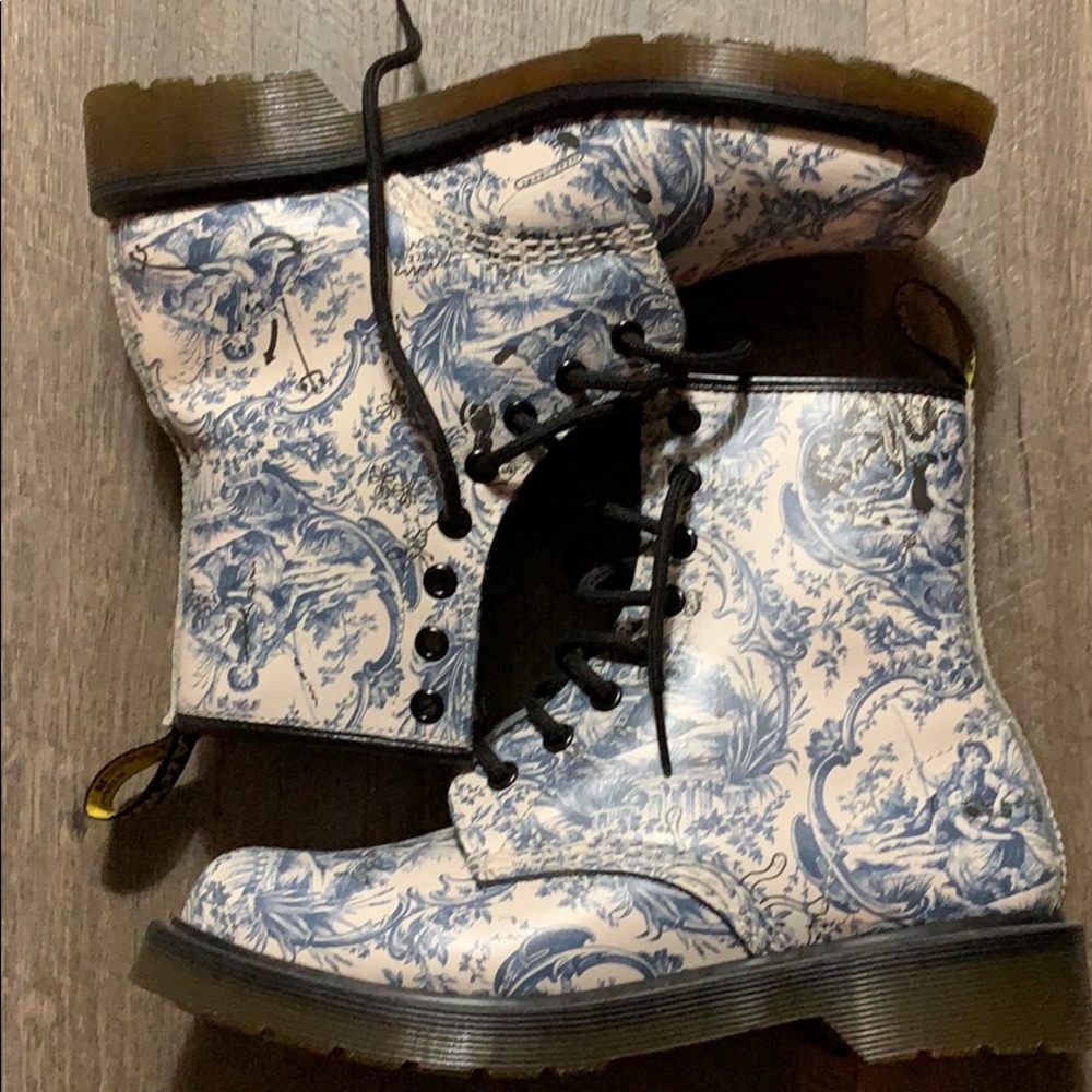 Dr. Martens Etoile boots